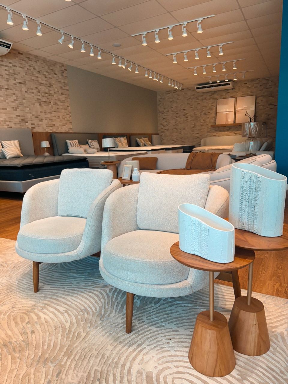 Poltronas bouclé no showroom Anjos Balsas